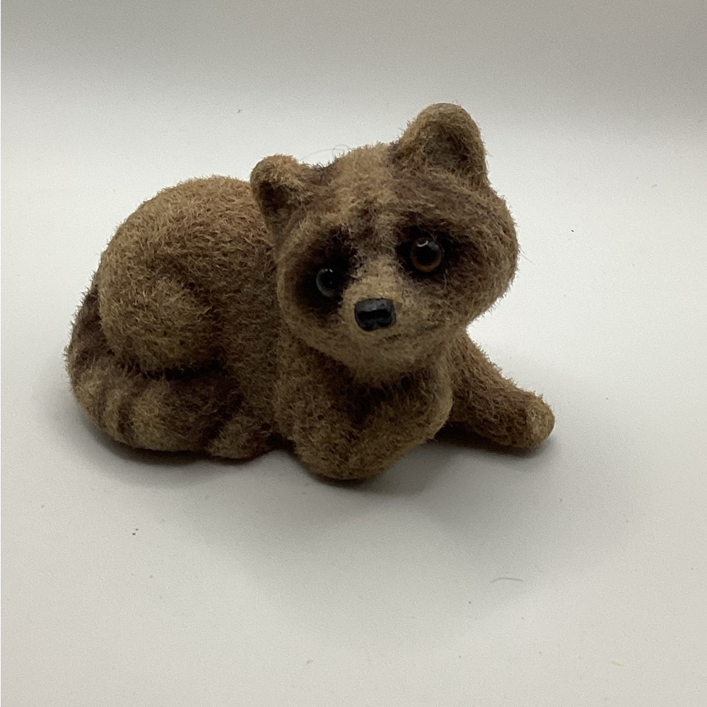 Vintage Lipco FLOCKED RACCOON souvenir plastic animal figure figurine 4.25"L x3H